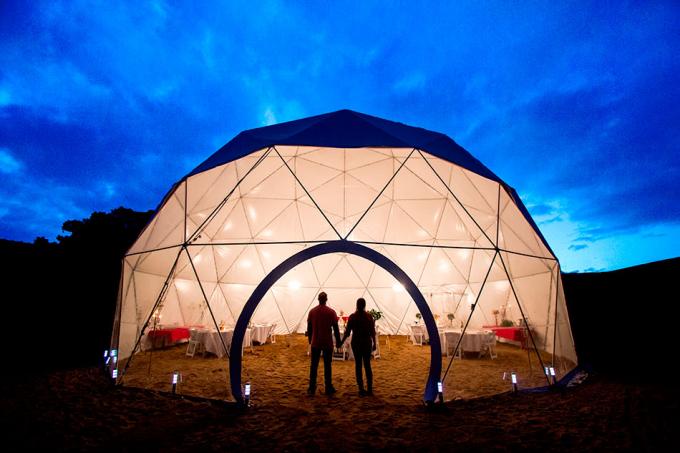Подгонянные шатры шатра геодезического купола располагаясь лагерем с алюминиевой рамкой